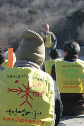 순례단은 침묵속에 걸었지만 그들이 몸에 두른 '몸자보'에는 당신이 내생명입니다'라는 말이 적혀 있었다. 남의 생명에 의존해 삶을 유지하고 있다는 '단순명쾌한' 진리를 깨닫는 일로부터 평화가 온다고 도법스님은 다니는 곳마다 말하고 다녔다. 