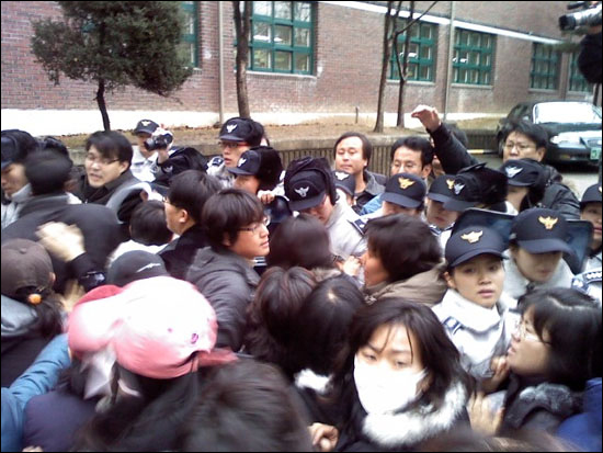 학교로 들어가려는 박수영 선생님을 경찰들이 막고있다.