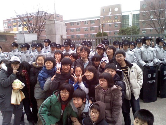 박수영 선생님과 6학년9반 학생들의 대담한 단체사진