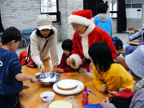 산타와 아이들이 함께 케이크를 만들고 있다. 재료는 인천문예전문학교에서 후원했다.