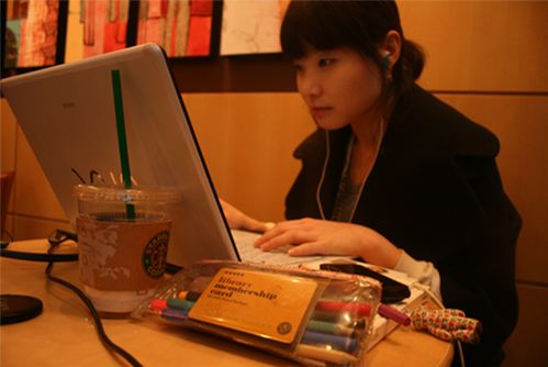 나홀로족 장한별씨는 시간이 날 때마다 가까운 커피숍을 찾아 노트북으로 공부를 한다.