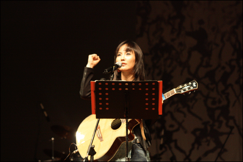 김가영씨는 흔들리며피는 꽃의 초대손님으로 출연해 자신의 노래를 힘껏 불렀다.