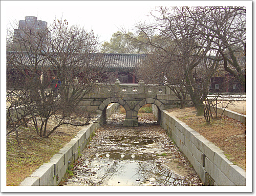 조선 5대 궁궐 중 유일하게 진짜 물이 흘러 애착이 더 간다.