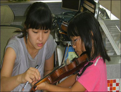 방과후 교실에서 바이올린을 배우고 있는 초등학생.