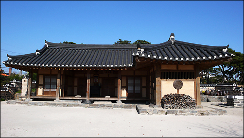 성지 안으로 들어서면 왼쪽으로 복원된 김대건 신부의 생가가 있습니다.
