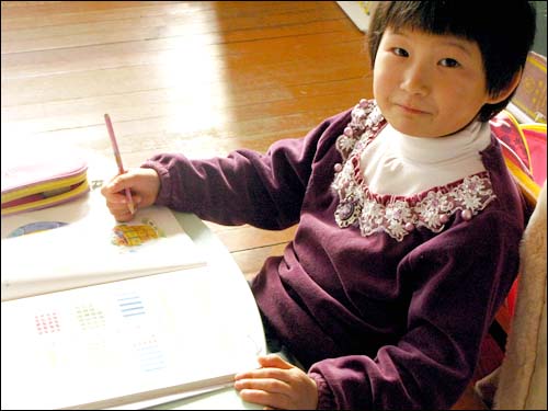  깜찍한 효순이의 모습. 알아서도 척척 수학문제를 푸는 모습이 신통방통했다. 