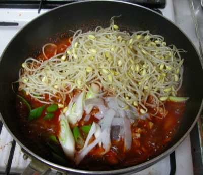 양념장과 야채를 먼저 볶다가 나중에 콩나물,오징어,전분물을 넣고 한번 끓여준다.