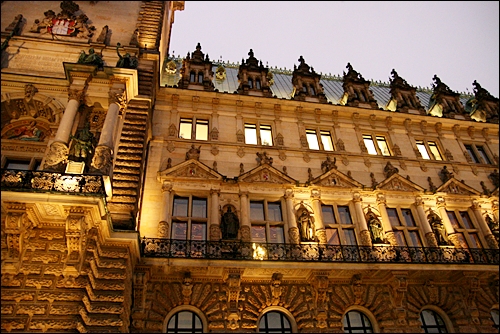 함부르크 시청사 건물 전면 창문 사이로 황제와 왕의 조각상들이 서있다.