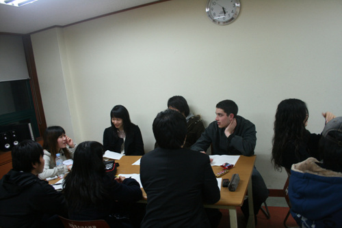 영어 말하기 동아리에서 토론을 하고 있는 오스틴과 한국 대학생들