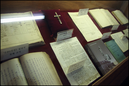 가실 성당의 첫 번째 교적과 정약종씨가 쓴 '주교요지', 여러 가지 교회의 역사를 한눈에 알 수 있는 문서와 책들이 많이 있어요.