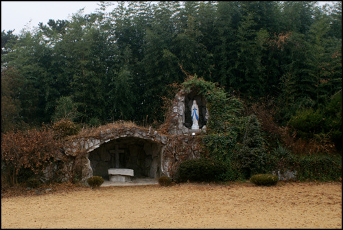 성당 뜰 앞에는 '성모동굴'이 있어요.