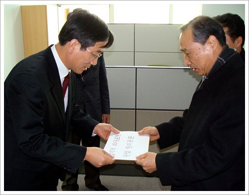김효겸 구청장의 공석으로 대신 주택과 1팀장이 공대위의 항의 서한을 받고 있다.