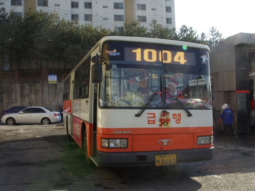 태영버스 1004번 부산71자 3682호에서 운영된 "산타버스"
