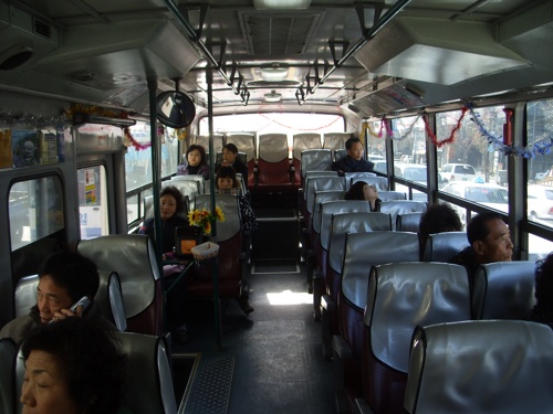 "산타버스" 내부. 태영버스 1004번 부산71자 3682호에서 촬영했으며 각종 크리스마스 관련 장식들로 꾸며져있다.