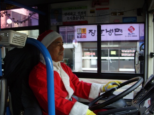 가야IBS에서 김해 21번 "산타버스"를 운행한 이재식 기사.