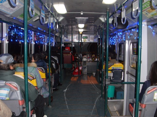 아침 출근시간대에 70번 부산70자 1258호 산타버스에서. 이 버스는 화려한 장식으로 시민들의 찬사를 받았다.