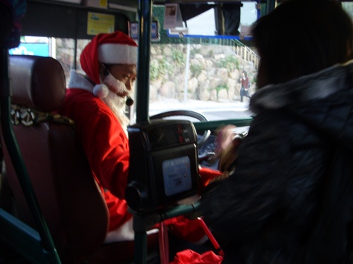 부산에서 70번을 운행하고 있는 김이순 기사가 어린이ㆍ초등학생 승객들에게 크리스마스 선물을 나눠주고 있다.