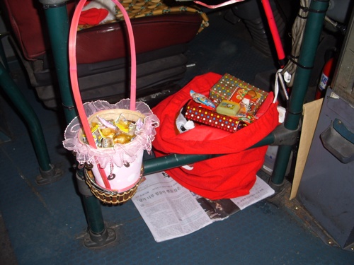어린이 승객들에게 주기 위한 선물보따리와 학생 및 성인 승객들에게 제공하기 위한 사탕들