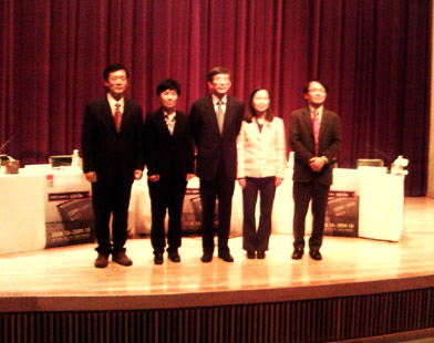 종합토론을 끝으로 5주간의 강의를 마친 장회익 서울대학교 명예교수 (사진에서 가운데)