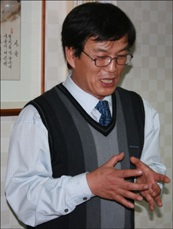 국가보안법위반으로 5개월여 구속되었다가 지난 6월부터 불구속 재판이 진행중인 군산 동고교 김형근 교사