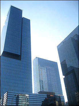 지난해 11월 17일 입주한 서울 서초동 강남역 인근 삼성타운 전경. 32·35·43층의 최첨단 인텔리전스 빌딩 3개동으로 이뤄진 삼성타운에는 삼성전자, 삼성물산 등이 입주해 있고, 상주 인구만 1만명이 넘는다. 