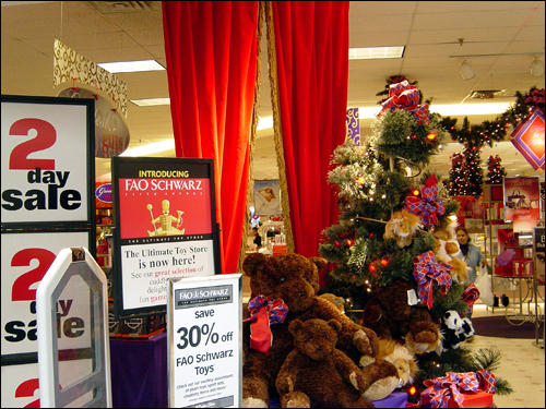 크리스마스 시즌의 미국 쇼핑몰.