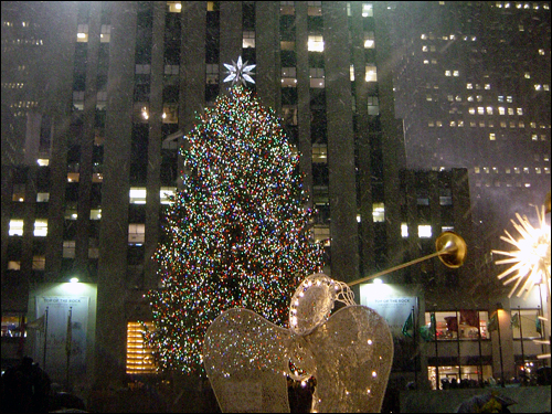 전구 장식을 한 뉴욕 시가지의 크리스마스 트리. 지금은 기독교의 축제가 되었지만, 크리스마스는 오랫동안 기독교인들에 의해 '이교도의 야만적 풍습'으로 배척받았다. 