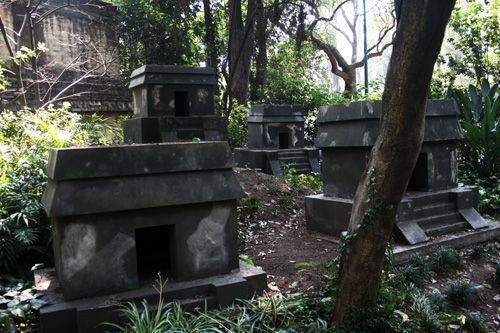 박물관 바깥 쪽에 전시되어 있는 무덤들. 