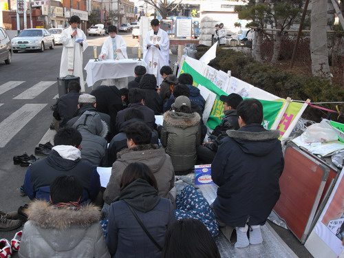 성탄절인 25일 오전, 성공회 소속 신도들이 서울시교육청 앞에서 성탄미사를 열었다. 