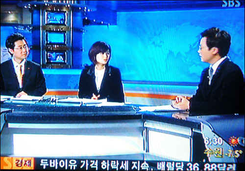 26일 새벽 6시, SBS <출발 모닝와이드>를 진행하는 김석재 최혜림 앵커와 송욱 기자가 검은 옷을 입고 방송을 진행하고 있다.  