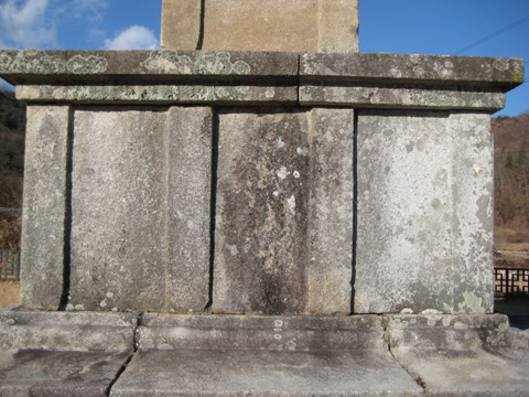 상층기단이 경주에서 보이는 두개의 안 기둥(탱주)가 표시되어 있다. 전형적인 통일신라시대 석탑으로 아주 우수한 작품이다.