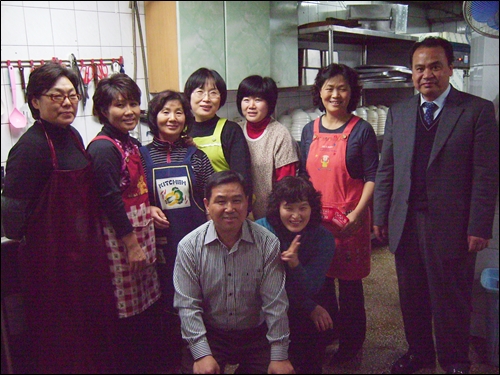 홍익교회 이웃사랑회 회원들, 오른쪽에 서있는 남자가 회장 박진수씨