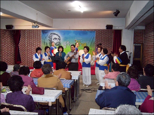 총무 박영실씨, 이나숙회원 천둥 단원들이 노인들과 함께 노래를 부르는 모습