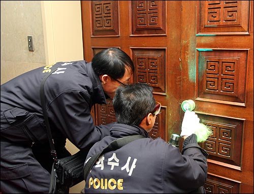 지난해 12월 26일 서울 여의도 국회에서 국회사무처가 민주당 의원들이 강제로 문을 열고 본회의장으로 들어갔다며 경찰에 수사 의뢰하여 지문 채취를 하며 정밀 감식을 하고 있다.