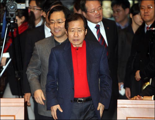 민주당 의원들이 국회 본회의장을 기습 점거한 가운데 26일 오후 서울 여의도 국회에서 열린 한나라당 의원총회에서 홍준표 원내대표가 회의장으로 들어서고 있다.