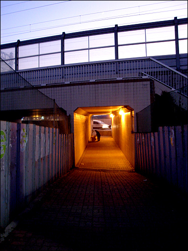 철로 아래로 보행자를 위한 터널이 나있다.