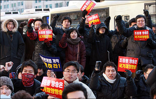 전국언론노동조합이 총파업에 돌입한 가운데 26일 오후 여의도 국회 앞에서 열린 '언론장악 7대 악법저지 언론노조 파업 출정대회'에 MBC 보도국 기자들이 참여하고 있다.
