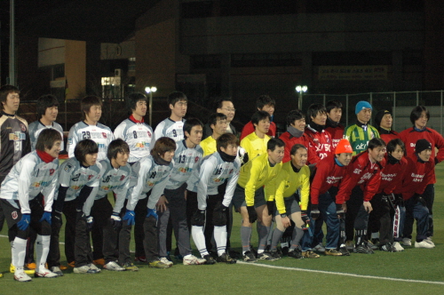  부천 FC 1995(왼쪽 흰 유니폼)와 옛 부천 FC(오른쪽 붉은 유니폼) 선수들의 경기 직전 기념 촬영