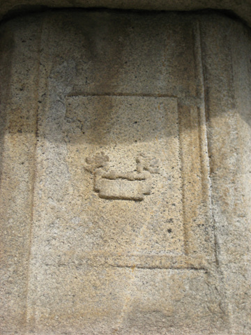 고달사지 부도에는 문비와 사천왕상 조각이 새겨져 있다.