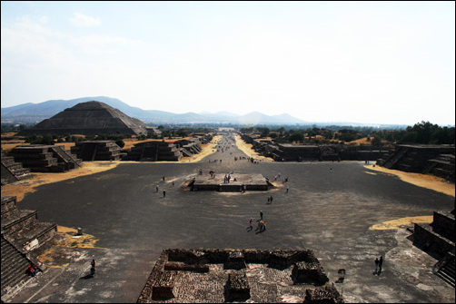 달의 피라미드에서 바라 본 풍경. 테오티우아칸의 하이라이트다. 왼편에 태양의 피라미드가 보인다.
