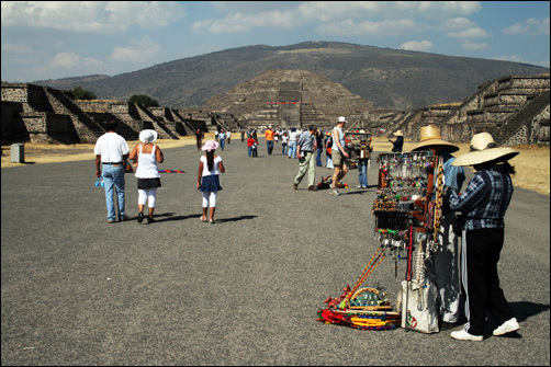 관광객을 상대로 기념품을 파는 상인들. 길이 끝나는 중앙에 달의 피라미드가 있다. 
