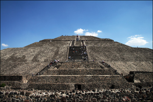 세계 3대 피라미드로 웅장하기 그지없다. 45도의 경사각을 딛고 올라가기가 수월찮다.
