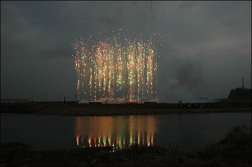영산강 정비사업 착공식을 기념하는 불꽃 폭약이 영산강 위로 쏴올려지고 있다. 