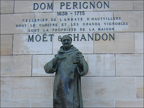 세계최초로 발포성 와인인 샴페인을 발명한 프랑스의 돔 페리뇽 (Dom Perignon)신부. 어딘가 술을 좋아할 것 같은 인상이다.
