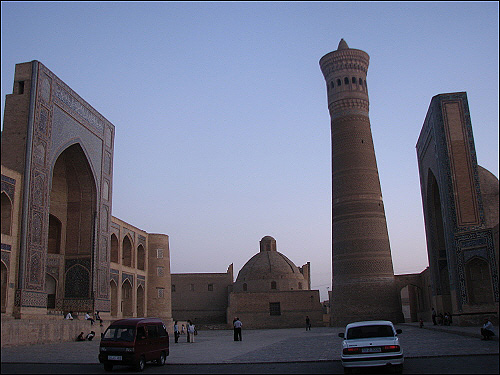 칼랸 미나레트(첨탑), 좌측은 미리아랍 메드레세