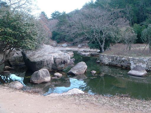 세연정 연못에는 여러 모양의 바위가 있으나 이바위는 유독 커다랗다. 