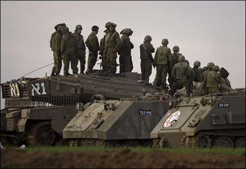 이스라엘 군인들이 2008년 12월 30일 이스라엘 남부의 가자지구 접경 부근 부대 집결지에서 탱크위에 서있다.