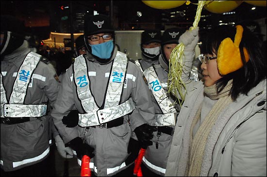  일제고사 대신 학생들과 체험학습을 보장하다 해직당한 최혜원 교사가 31일 저녁 종로 보신각 인근에서 시민들에게 풍선을 나눠주기 위해 장소를 이동하려 하자 경찰이 이를 가로 막고 있다.
