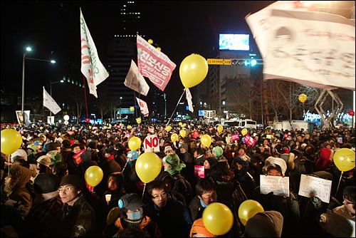 31일 밤 새해 보신각 타종식이 열리는 서울 종각 네거리에 모인 시민들이 '이명박 퇴진' '아듀 2008 아듀 MB' '방송장악 저지' 등을 외치고 있다.