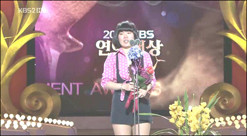 박지선은 공연 의상을 입고 코미디 부문 여자 우수상을 받았다. 